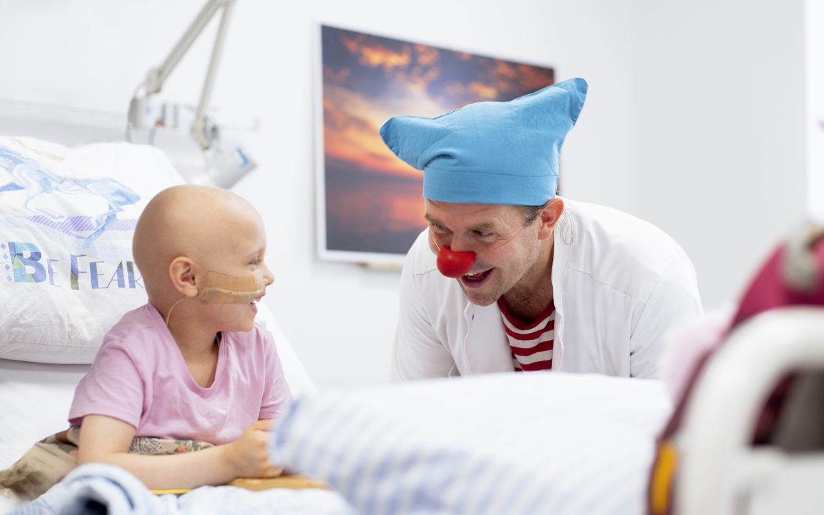 Flora og hospitalsklovnen Makaroni på en hospitalsstue på Aarhus Universitetshospital