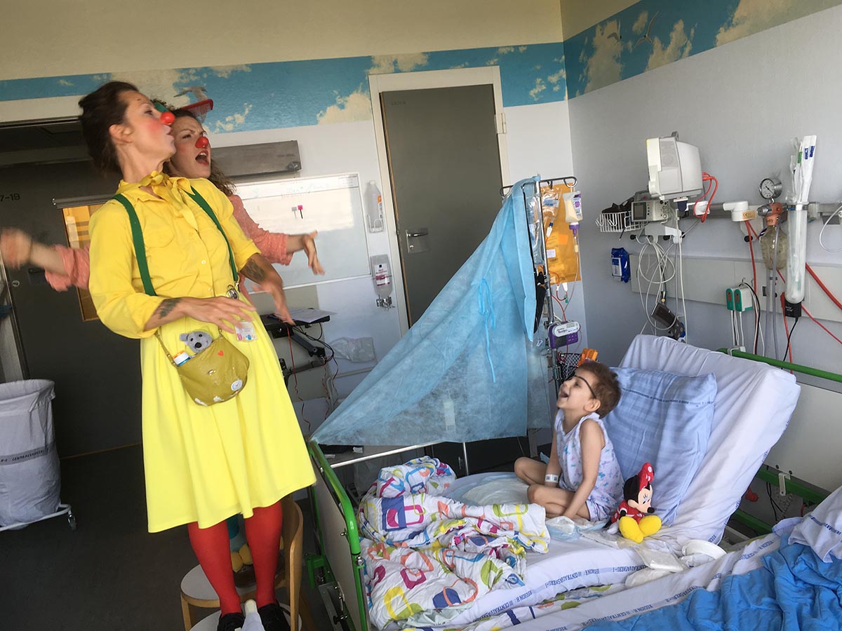 Signe og hospitalsklovne leger på hospitalsstue