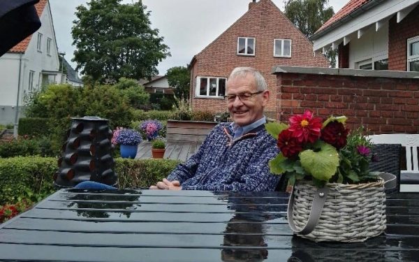Søren sidder ved sit havebord. Søren har valgt at betænke Danske Hospitalsklovne i sit testamente