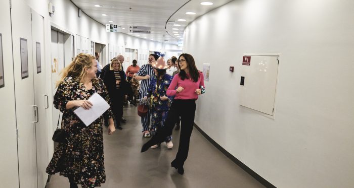 Dronning Mary danser ned ad gangen på hospitalet med hospitalsklovne
