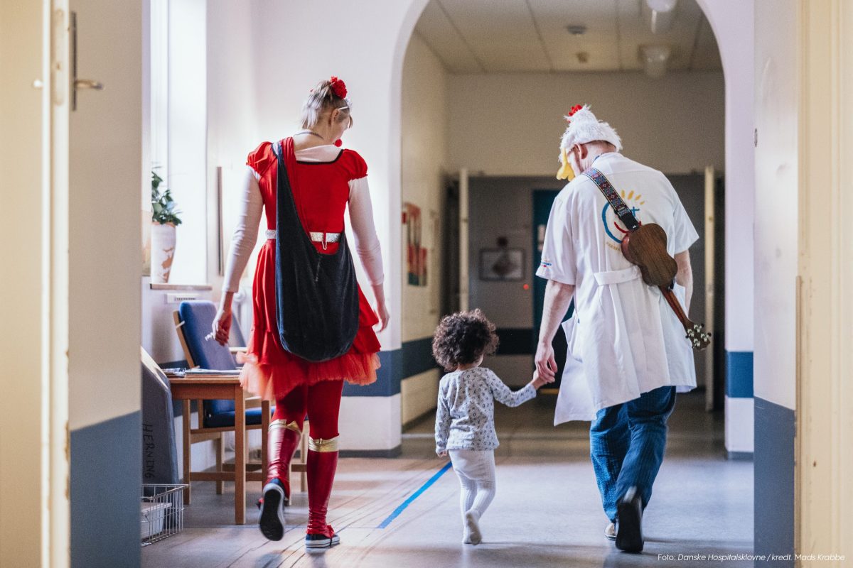 Hospitalsklovnene Ranatha og Baroli holder en lille pige i hånden