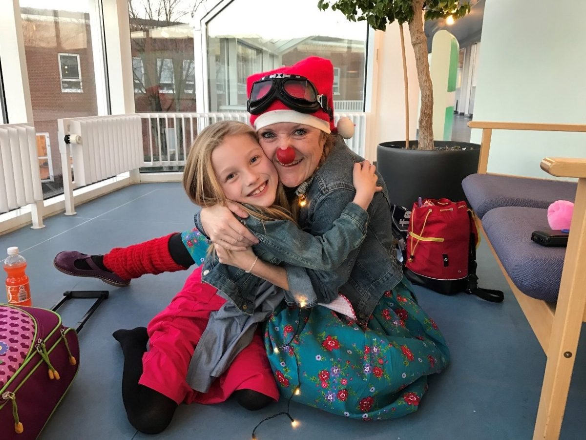 Alberte og Luna krammer