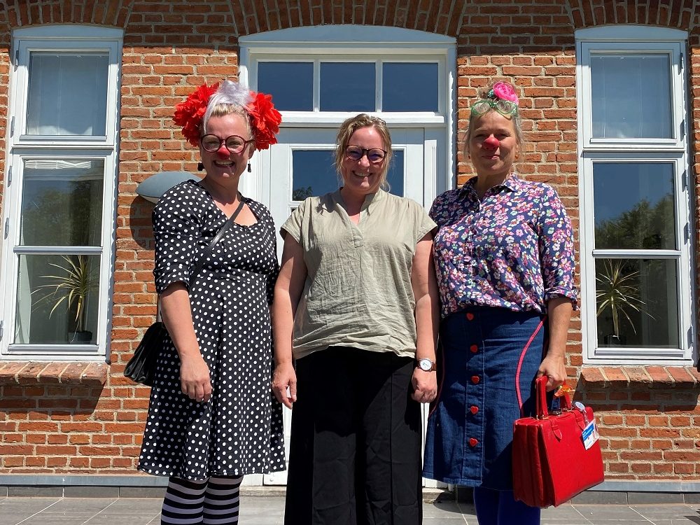 Hospitalsklovnene Frøken Lakrids og Ruth står sammen med Trine Holmstrupgaard, som er afdelingsleder på Holmstrupgård, der er et tilbud til unge med psykiatriske vanskeligheder.