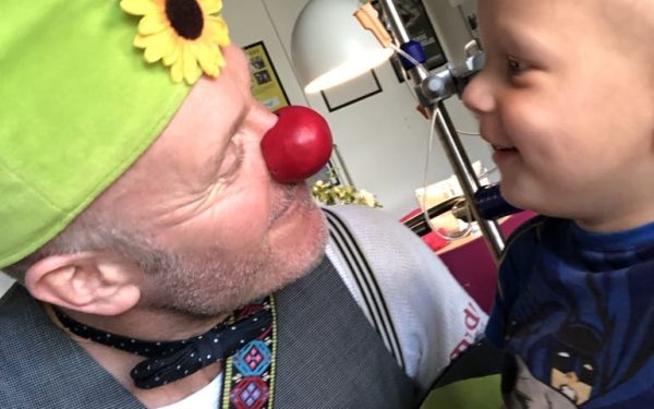 Hospitalsklovnen Baroli kigger på Oliver, som er tre år gammel
