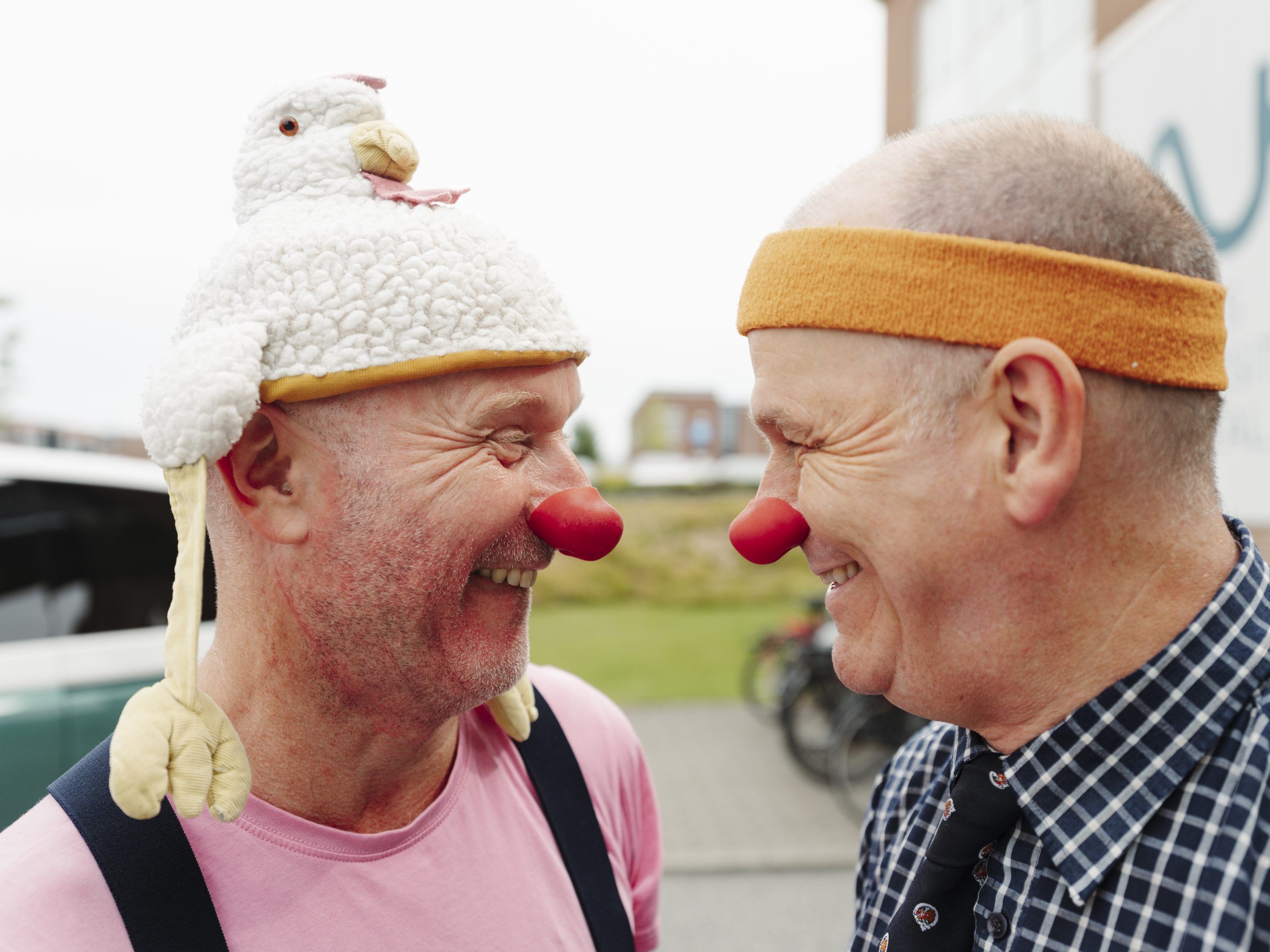 To klovne med næserne mod hinanden