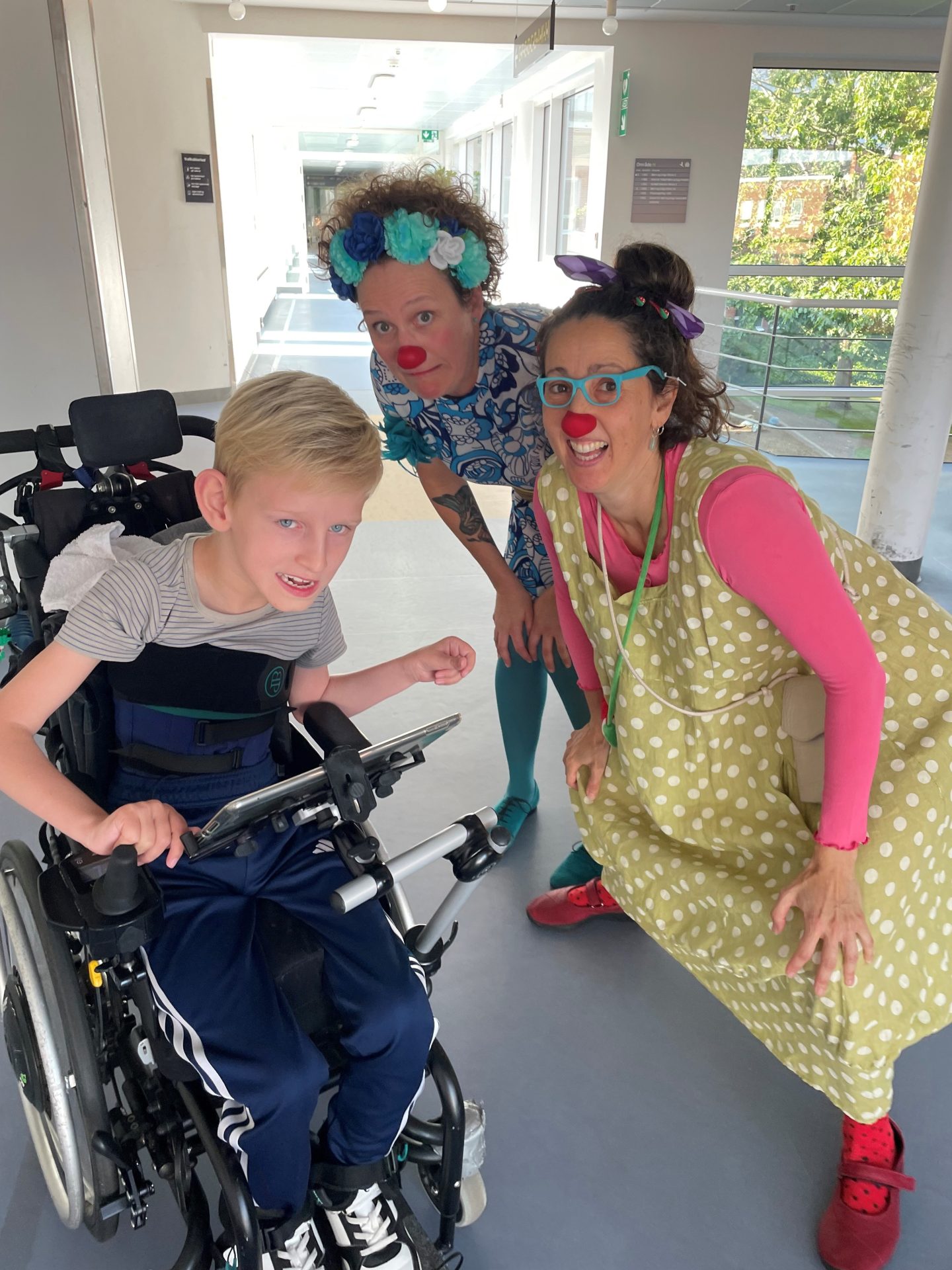 Walther sammen med to hospitalsklovne på en hospitalsgang