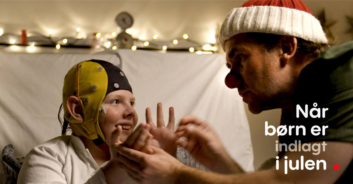 Kalle og hospitalsklovnen Makaroni sidder ved siden af hinanden på en hospitalsstue