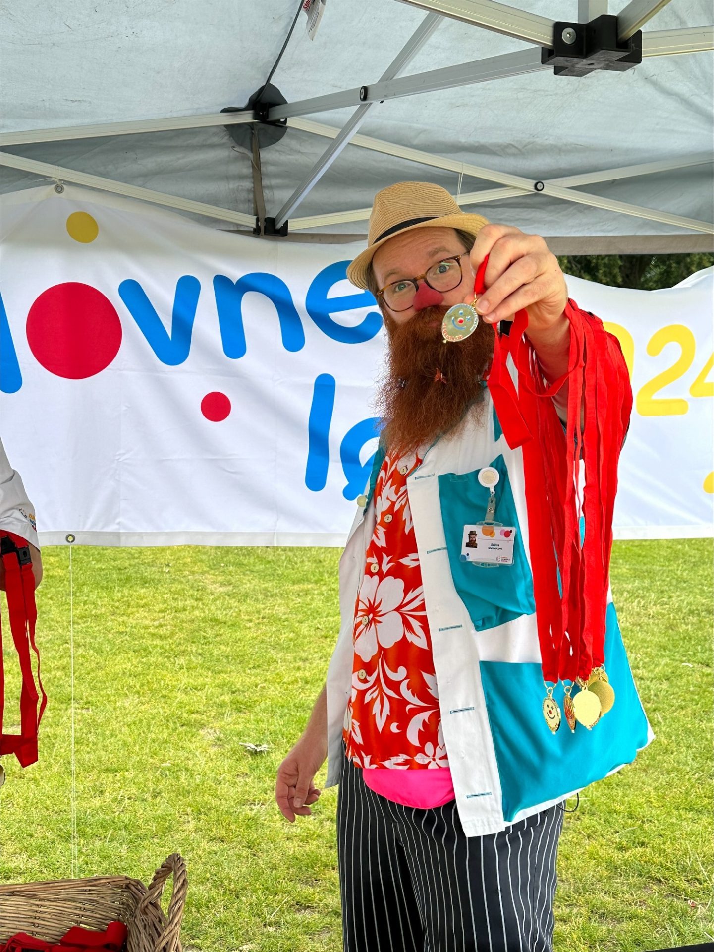 Hospitalsklovn med medaljen til klovneløb