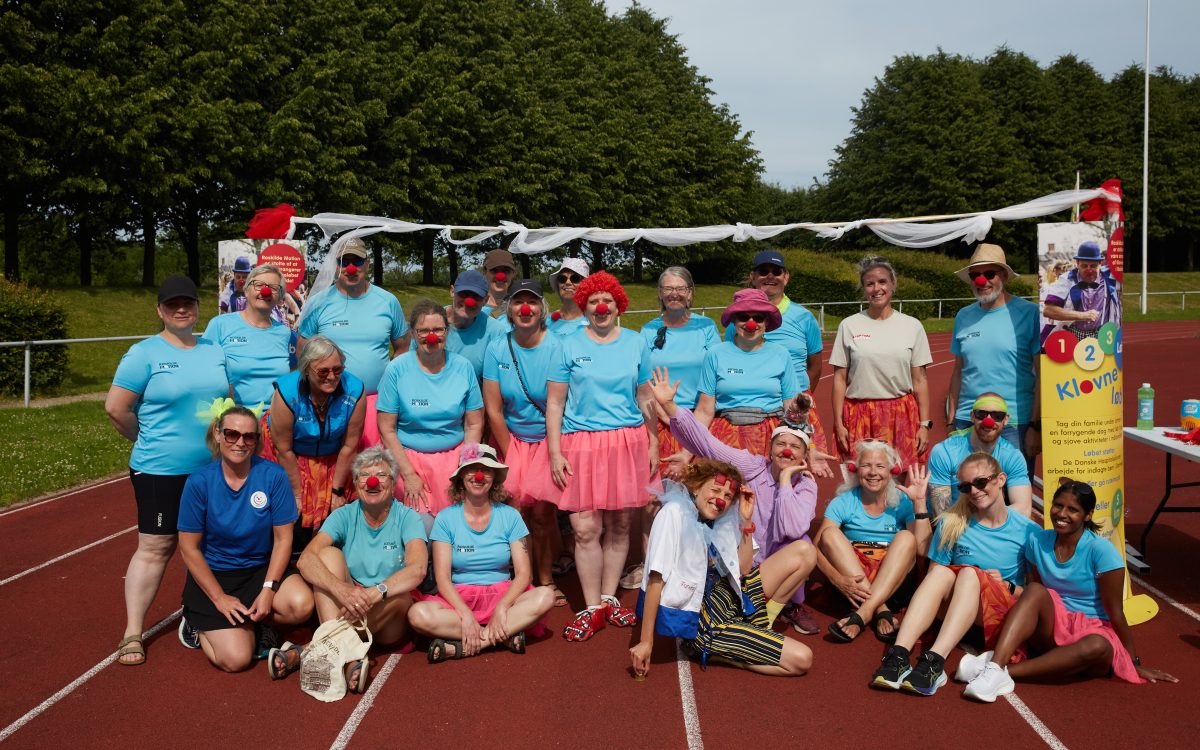 Et billede af en masse frivillige arrangører og hjælpere til Klovneløbet i Roskilde 2025