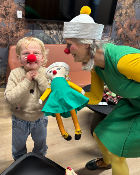 Agnes får en dukke-udgave af sin yndlingshospitalsklovn Petunia