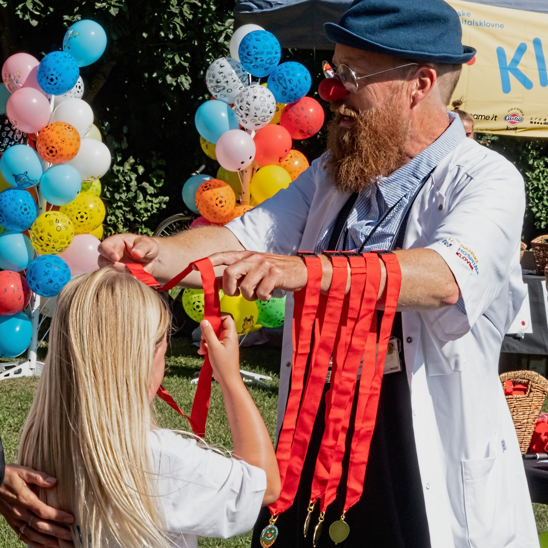 Medaljeoverrækkelse med Dr. Dulle til klovneløb