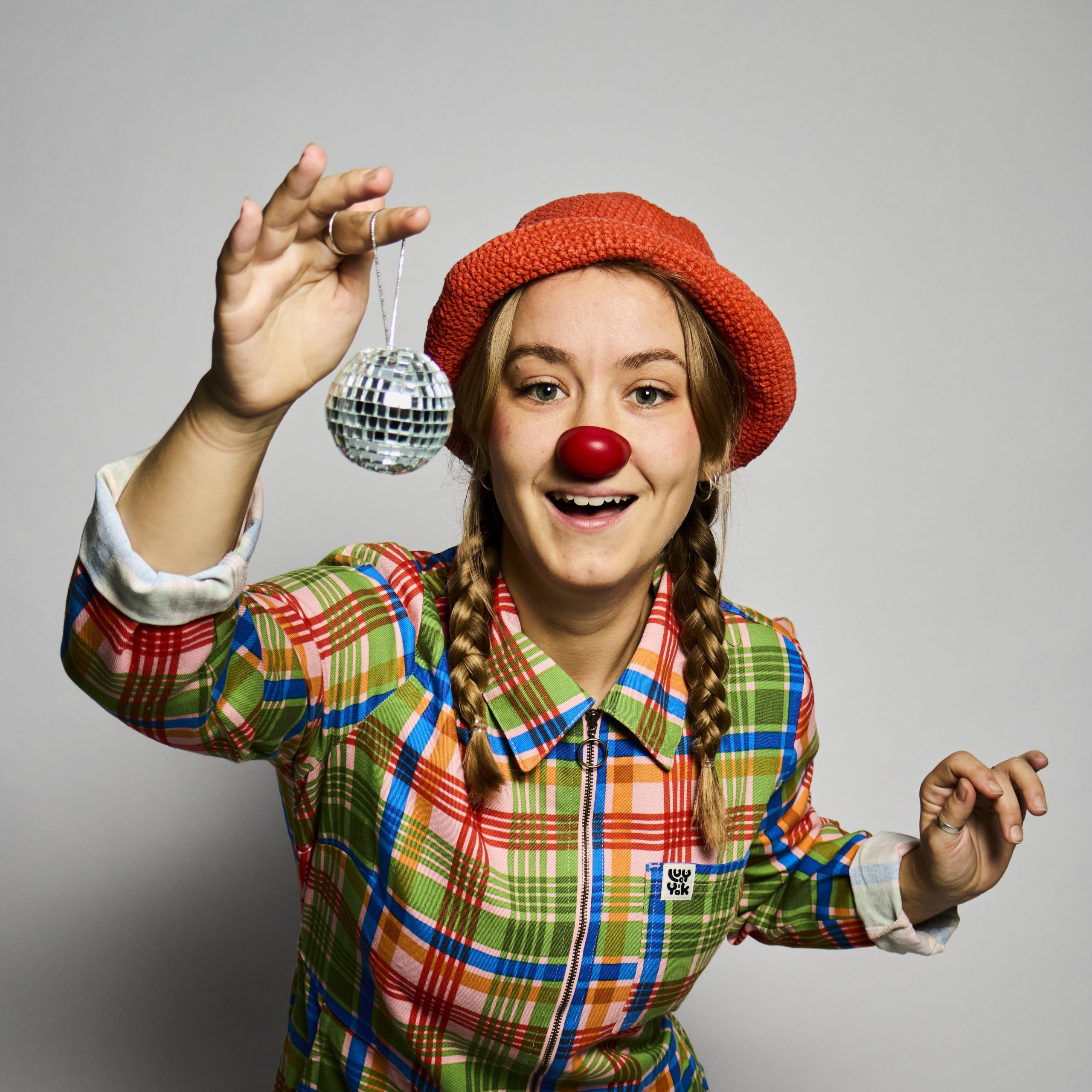 Hospitalsklovnen Marmelade med en glimmerkugle