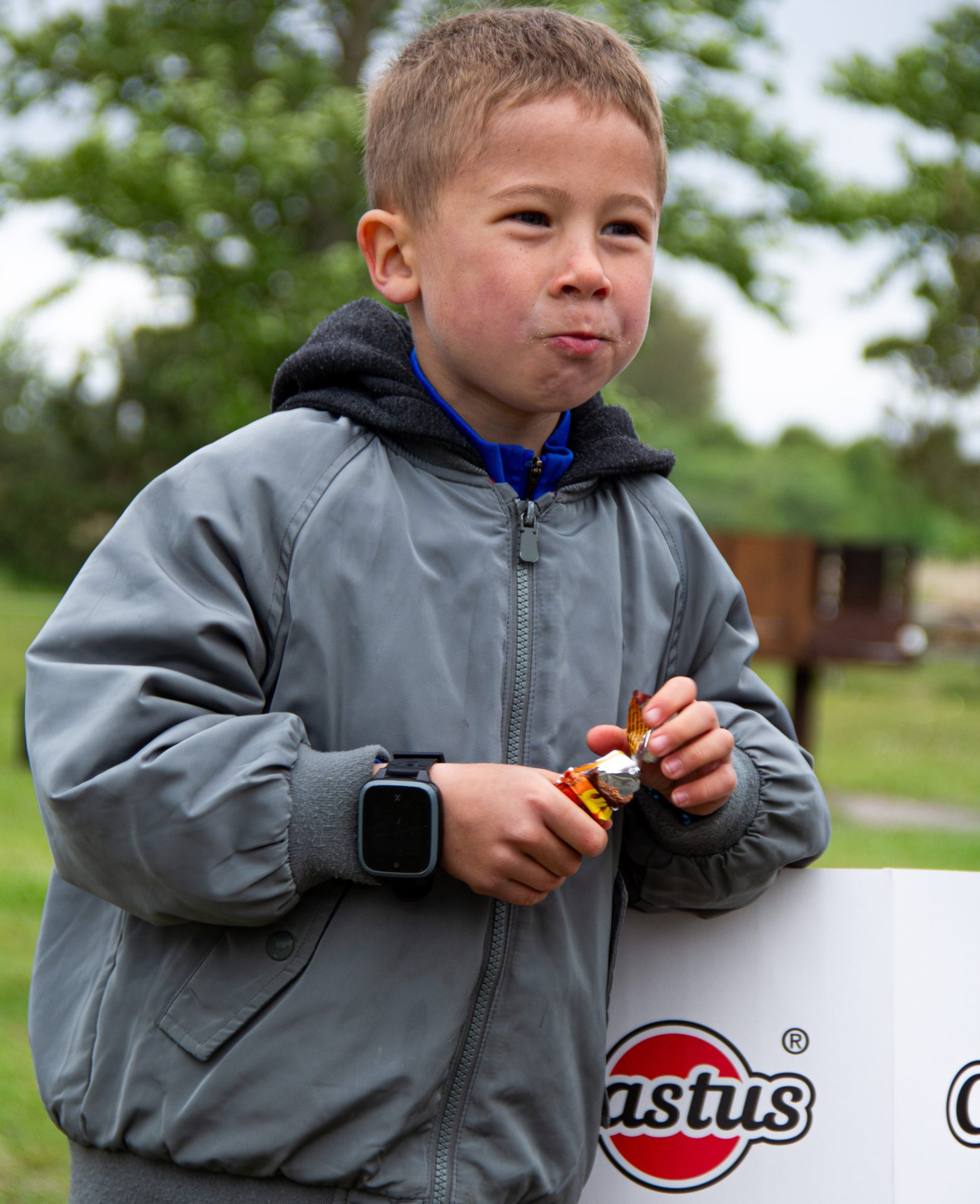 Dreng til Klovneløb 2025 spiser figenstang fra Castus