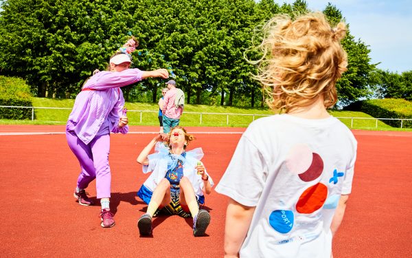 Klovneløb Roskilde, hospitalsklovne og barn med T-shirt fra name it