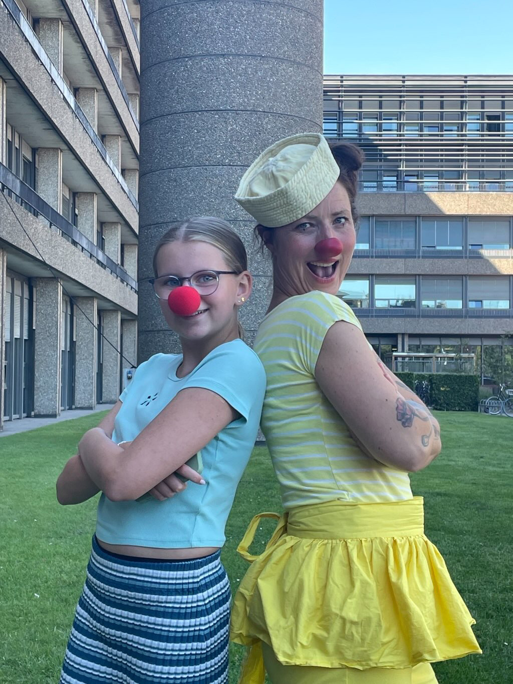 Pigen Signe og hospitalsklovnen Citronella foran Rigshospitalet