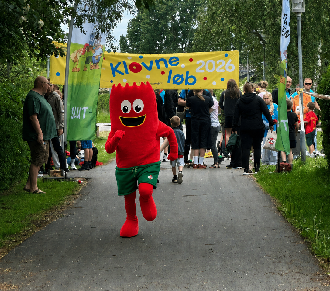 Frugtstangmaskot for Castus foran Klovneløbsskitet