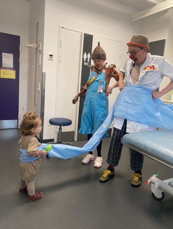 Nora Sophie leger med to hospitalsklovne