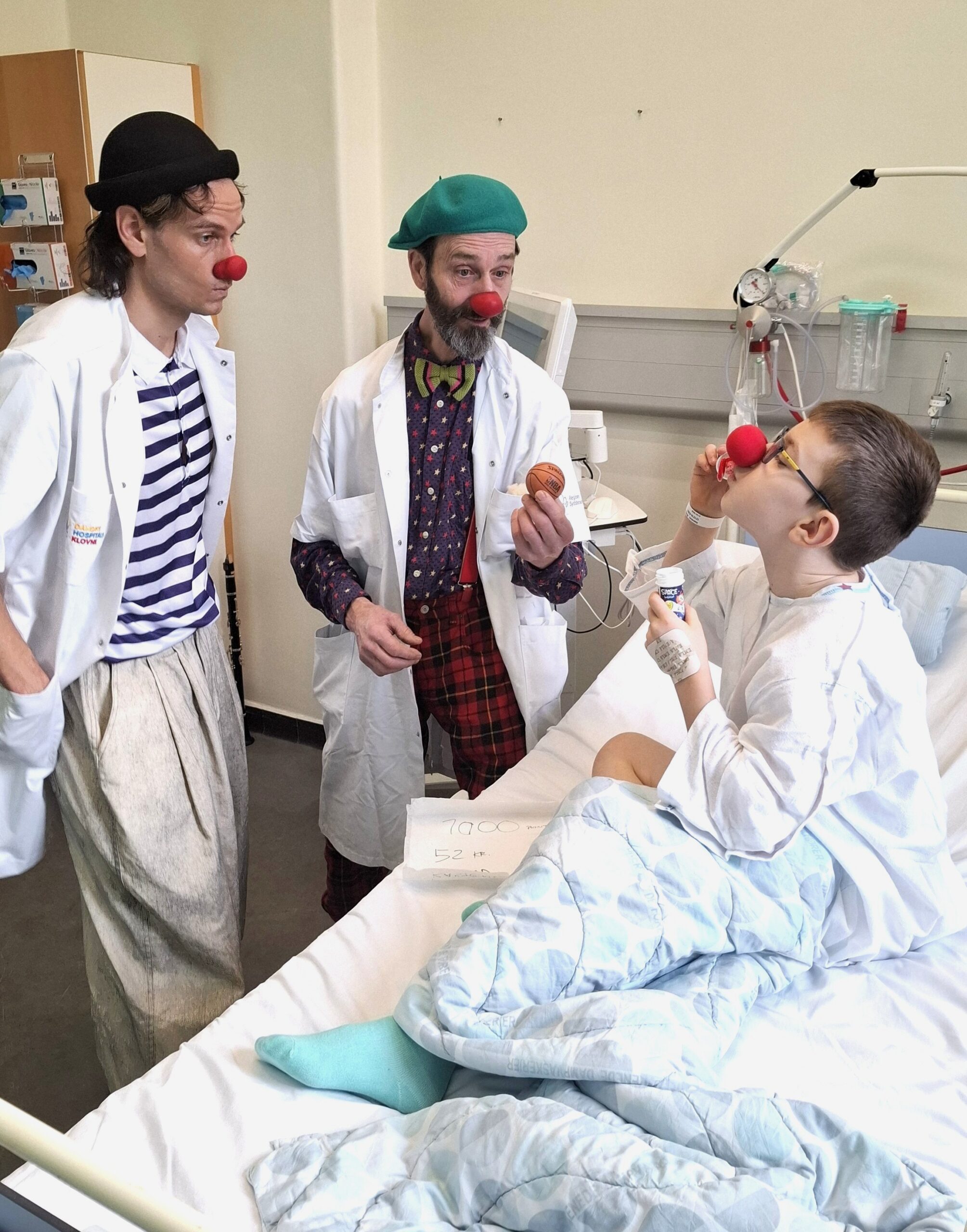 8-årige Richard puster sæbebobler med hospitalsklovnene Pepe og Pablo