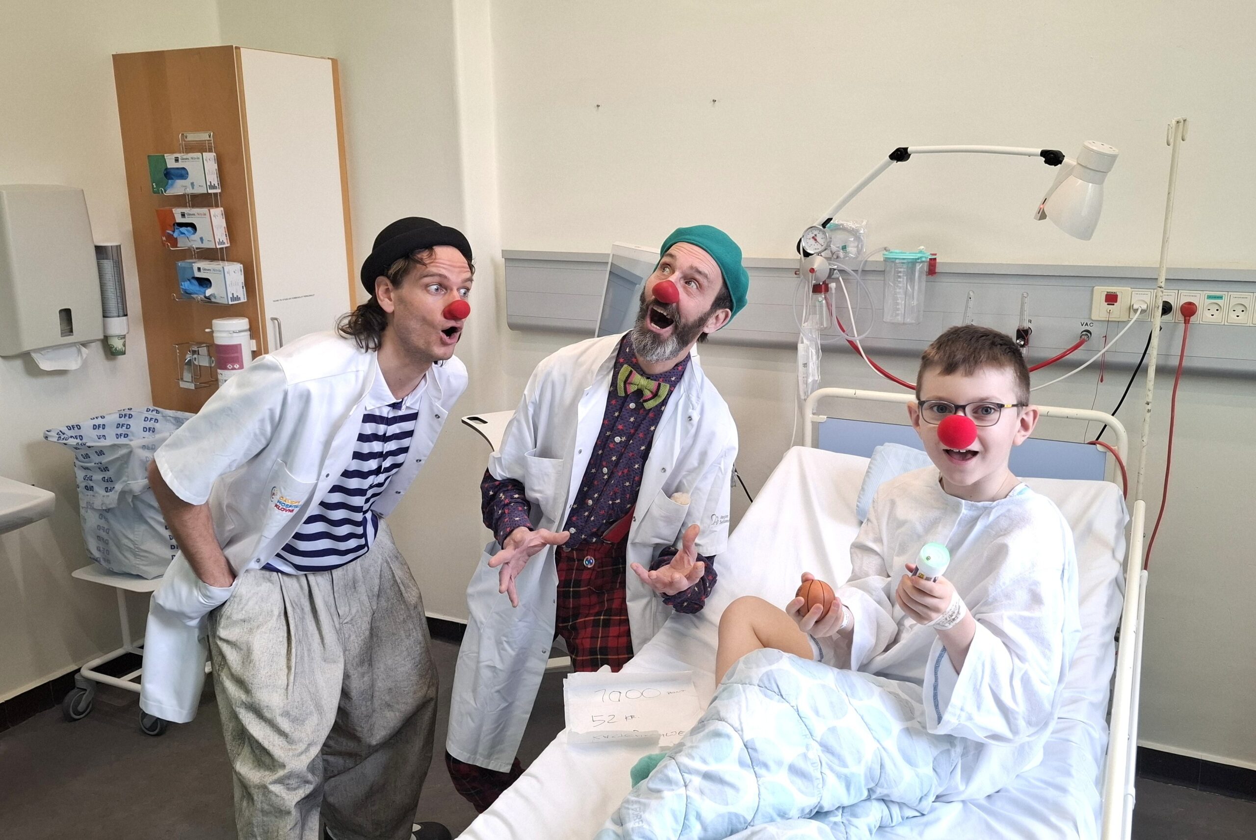 Richard leger med hospitalsklovnene Pepe og Pablo