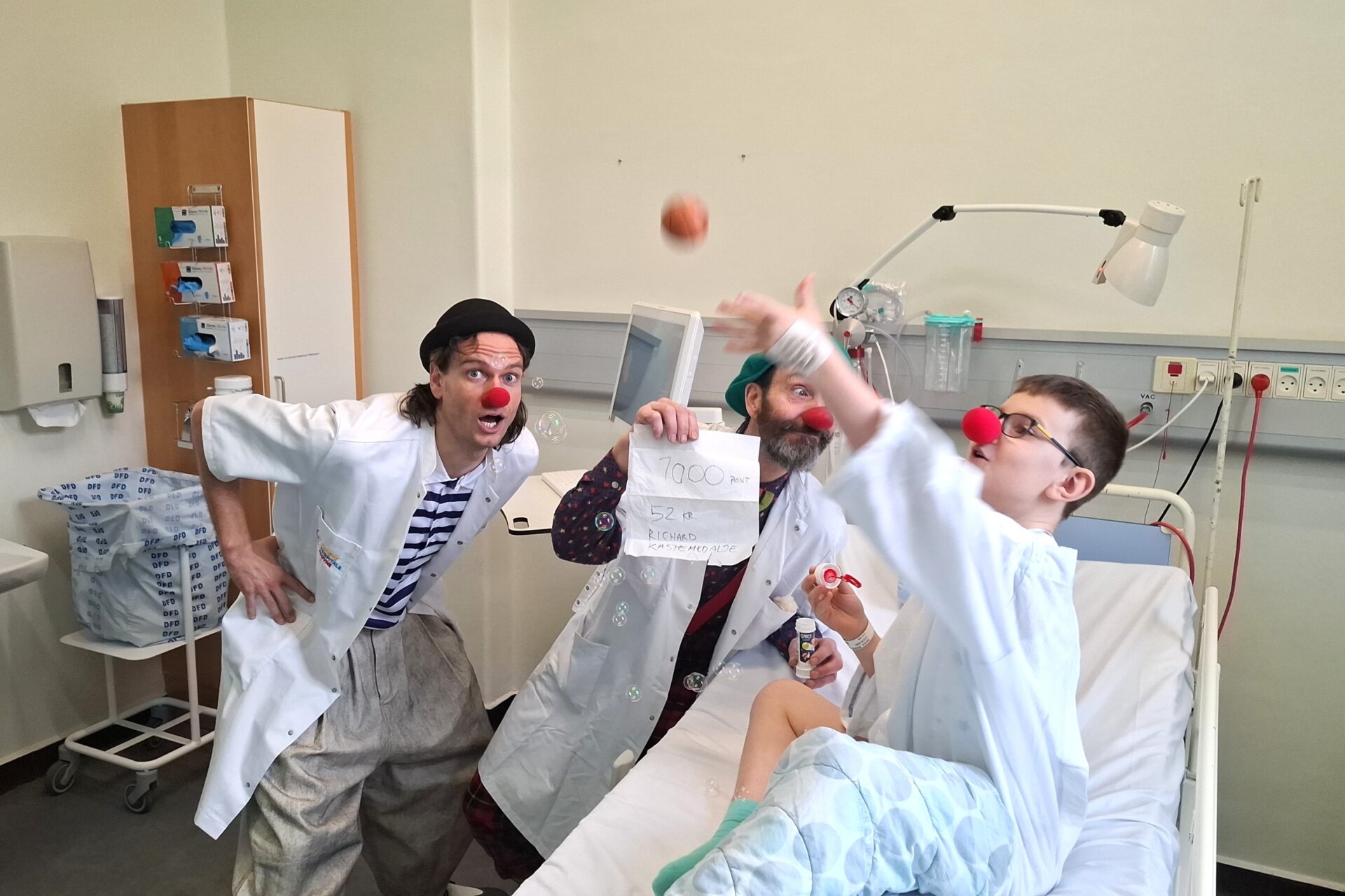 Richard kaster bold med hospitalsklovnene Pepe og Pablo