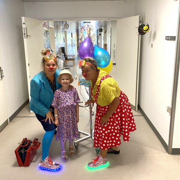 Freya med hospitalsklovnene Ruth og Elmer