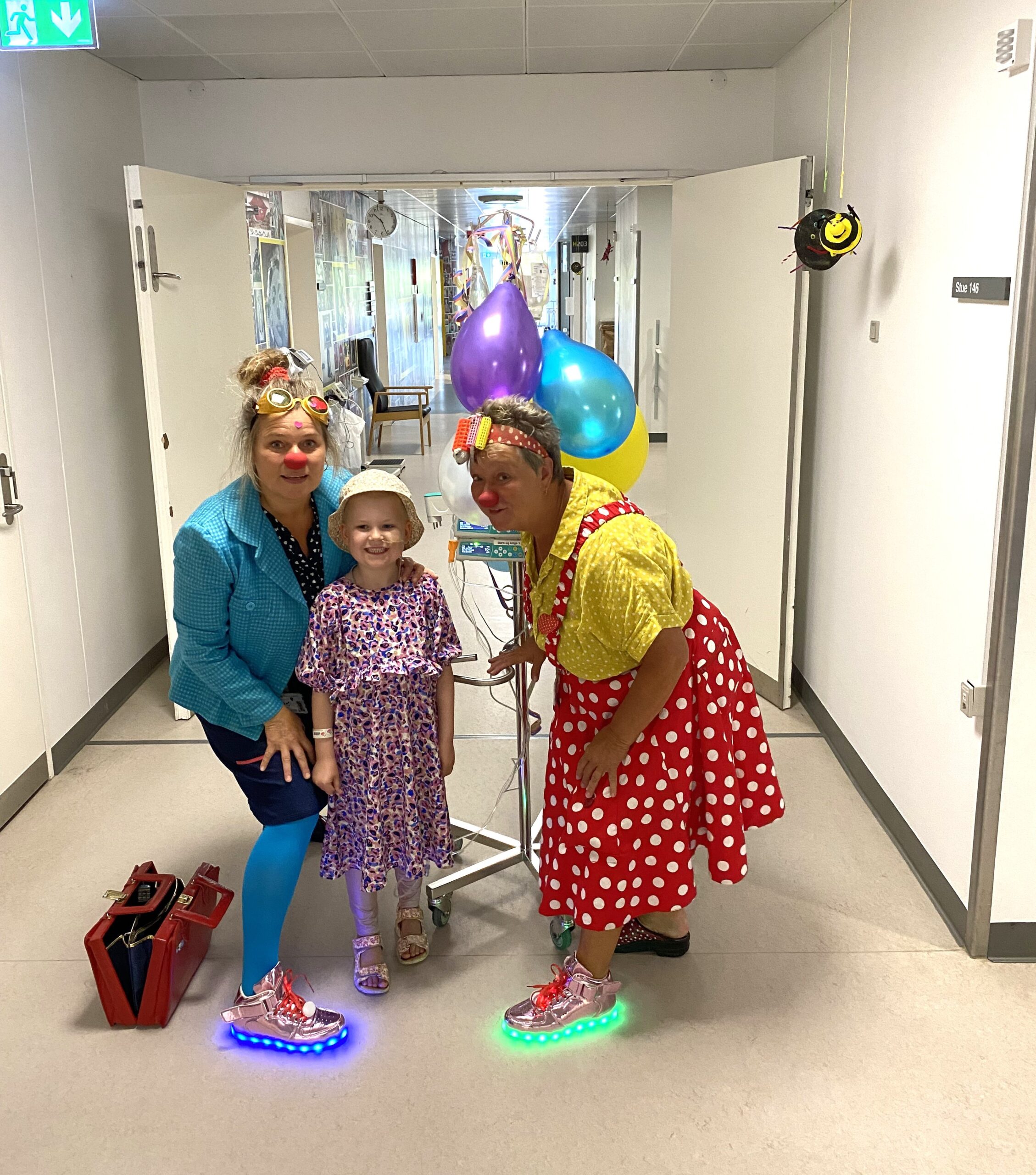 Freya med hospitalsklovnene Ruth og Elmer