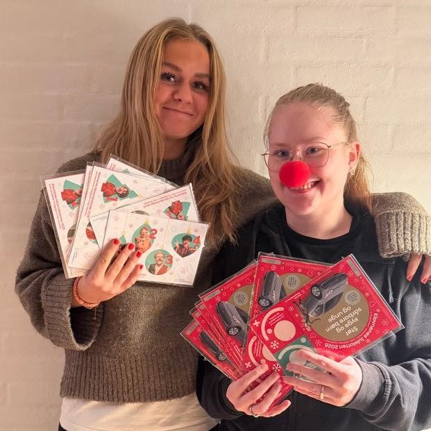 Søstrene Nicoline og Clara sælger Klovnenes Julelotteri