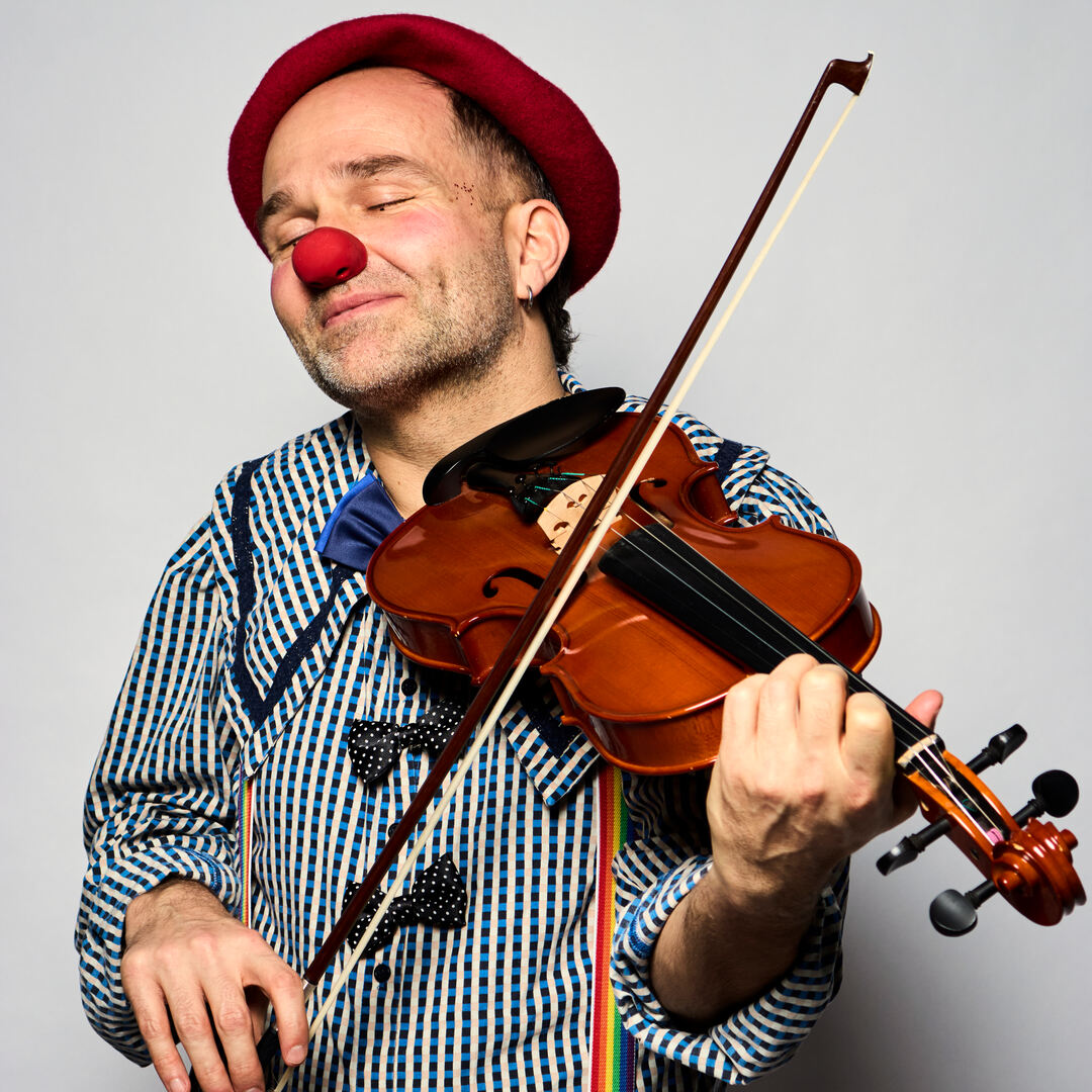 Hospitalsklovnen Niffe spiller violin