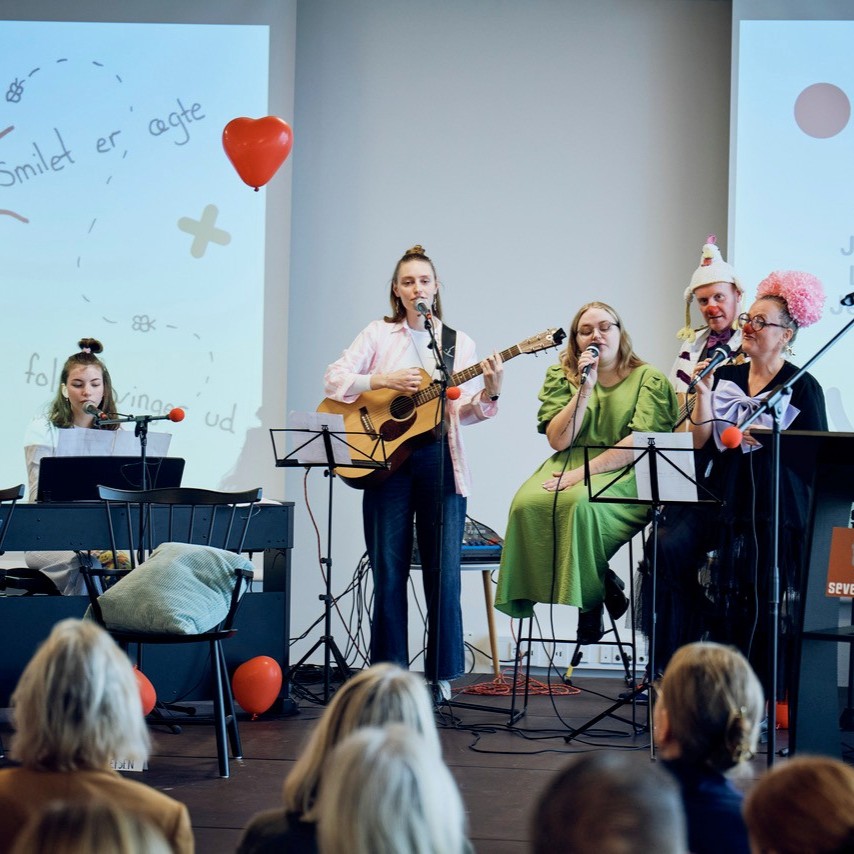 Hospitalsklovne og tre kvinder synger en sang til en konference om børne- og ungdomsspykiatrien
