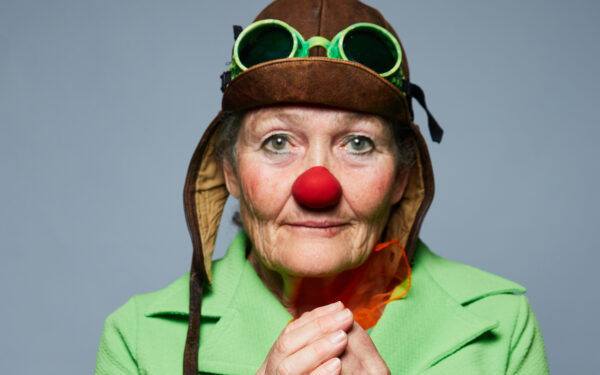 Todaysi står med foldede hænder og kigger